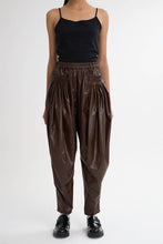 画像をギャラリービューアに読み込む, Leather like Tuck Pants Brown