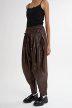 画像をギャラリービューアに読み込む, Leather like Tuck Pants Brown