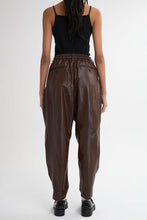 画像をギャラリービューアに読み込む, Leather like Tuck Pants Brown