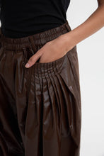 画像をギャラリービューアに読み込む, Leather like Tuck Pants Brown