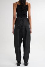 画像をギャラリービューアに読み込む, Leather like Tuck Pants Black