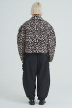 画像をギャラリービューアに読み込む, Padded Quilted Leopard Jacket Beige Leopard