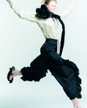 画像をギャラリービューアに読み込む, Flower Muffler Black far
