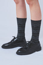 画像をギャラリービューアに読み込む, Tokone×MEGMIURA WARDROBE Wavy stripe socks Lame Black
