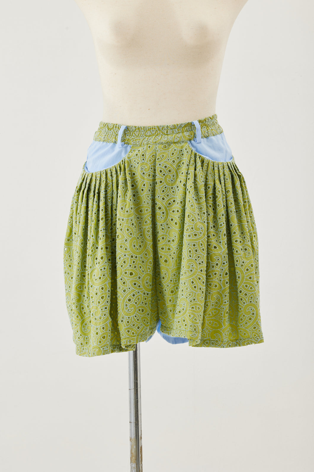 !Pre-Order! Flower embroidered tuck short pants:Leaf Green